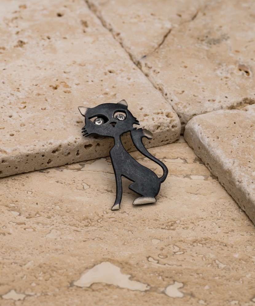 Серебряная брошь с кристаллами "Кошка"