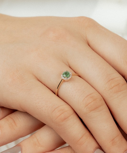 Kollase kulla sõrmus smaragdi ja teemantidega