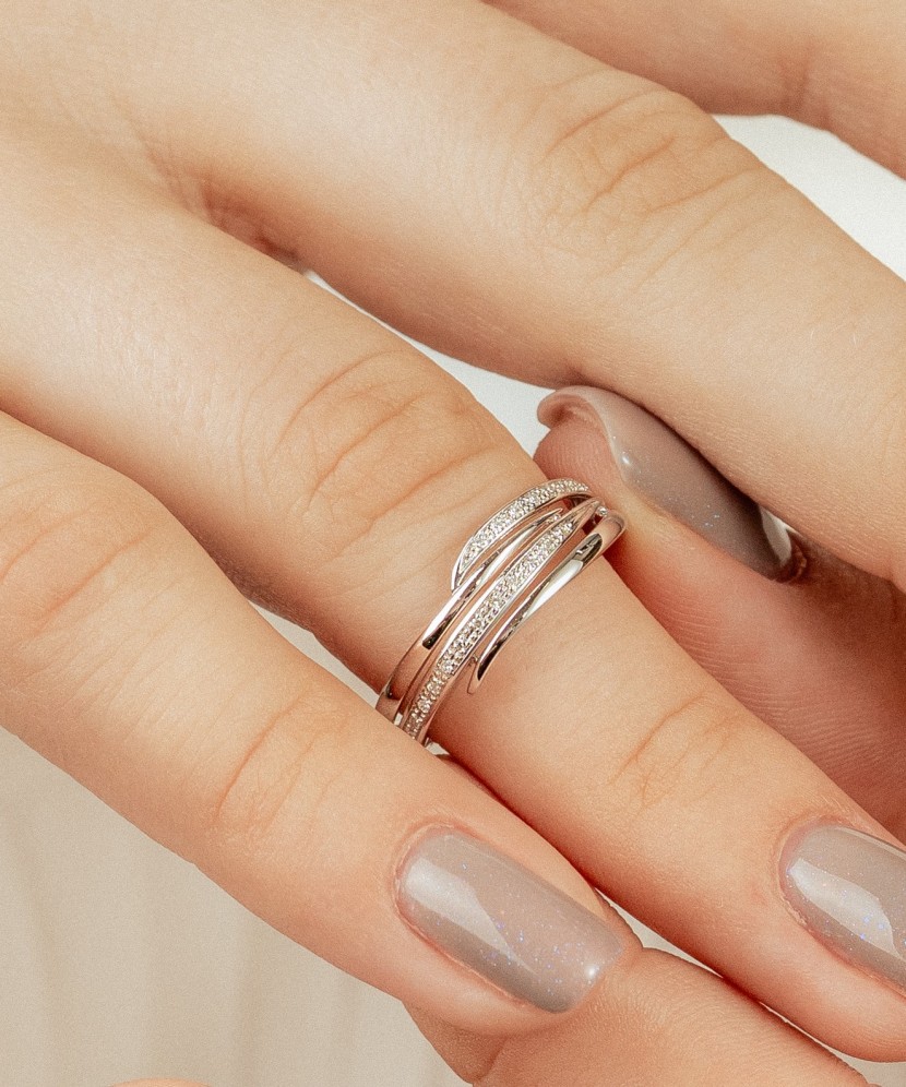 Valgest kullast sõrmus briljantidega