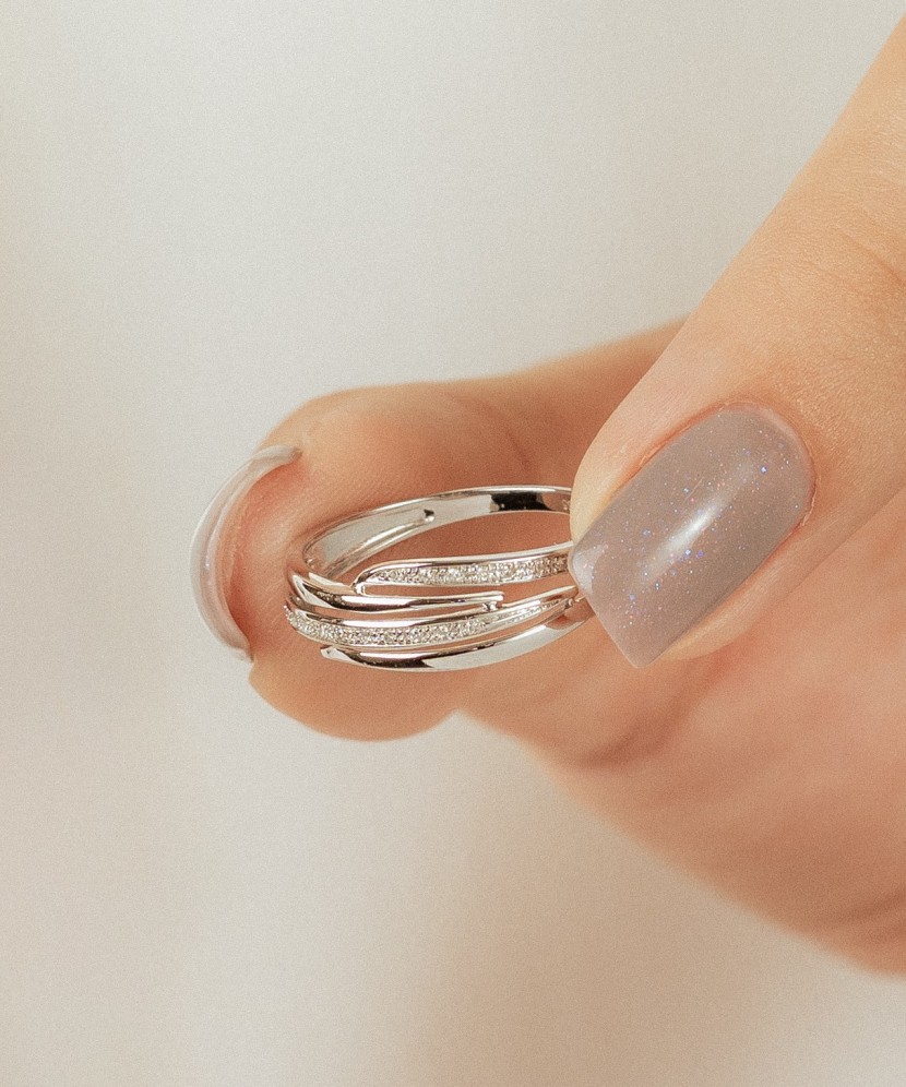 Valgest kullast sõrmus briljantidega