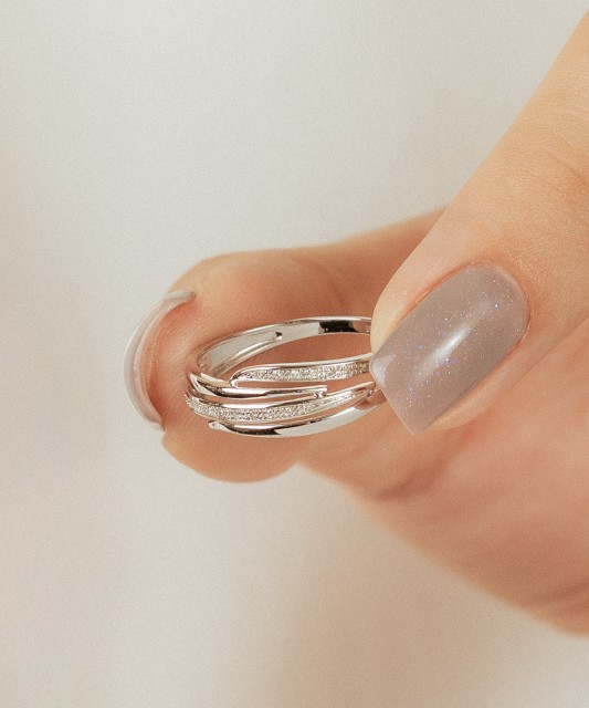 Valgest kullast sõrmus briljantidega