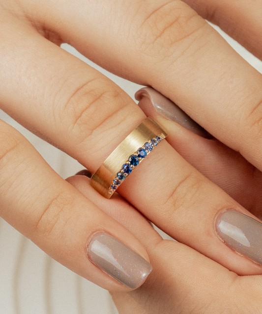 Kollase kulla sõrmus safiiride ja teemantidega