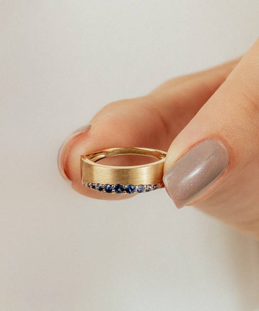 Kollase kulla sõrmus safiiridega