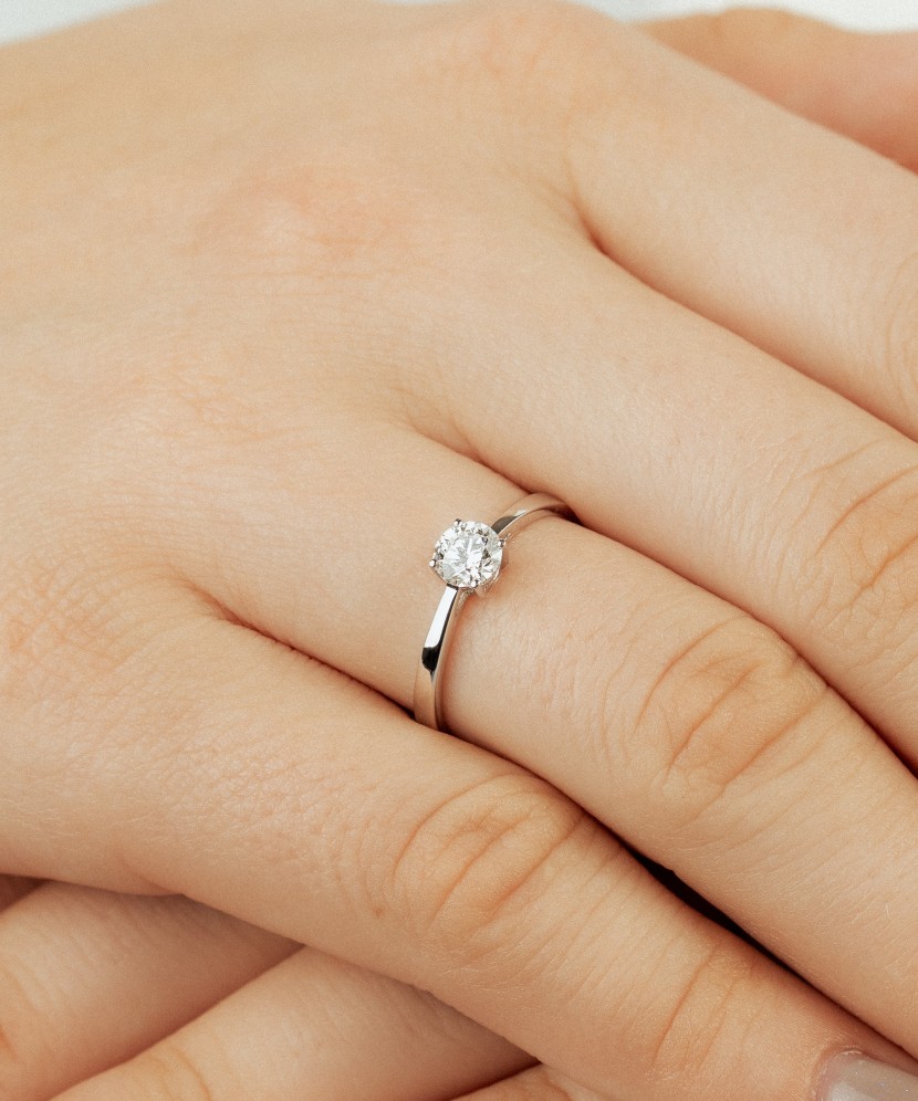 Valgest kullast sõrmus briljantidega (0.50ct)