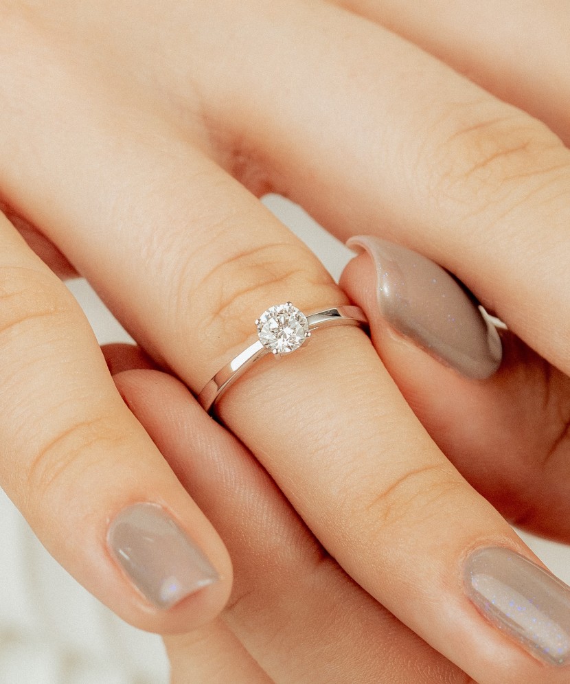 Valgest kullast sõrmus briljantidega (0.50ct)