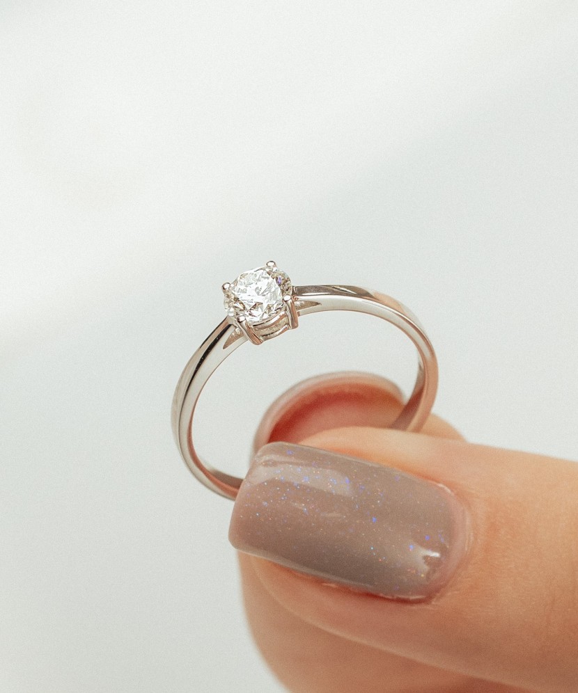 Valgest kullast sõrmus briljantidega (0.50ct)