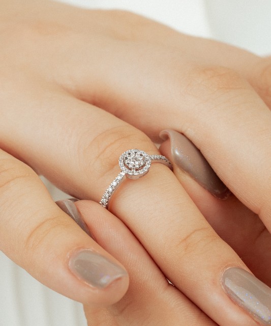 Valgest kullast sõrmus teemanditega