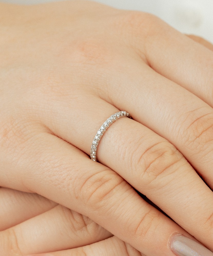 Valgest kullast sõrmus teemanditega