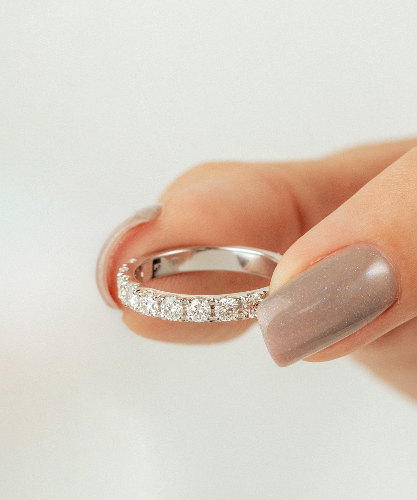 Valgest kullast sõrmus briljantidega (0.78ct)