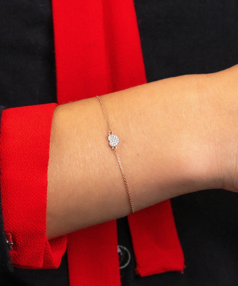 Kuldne käevõru teemantidega "süda"