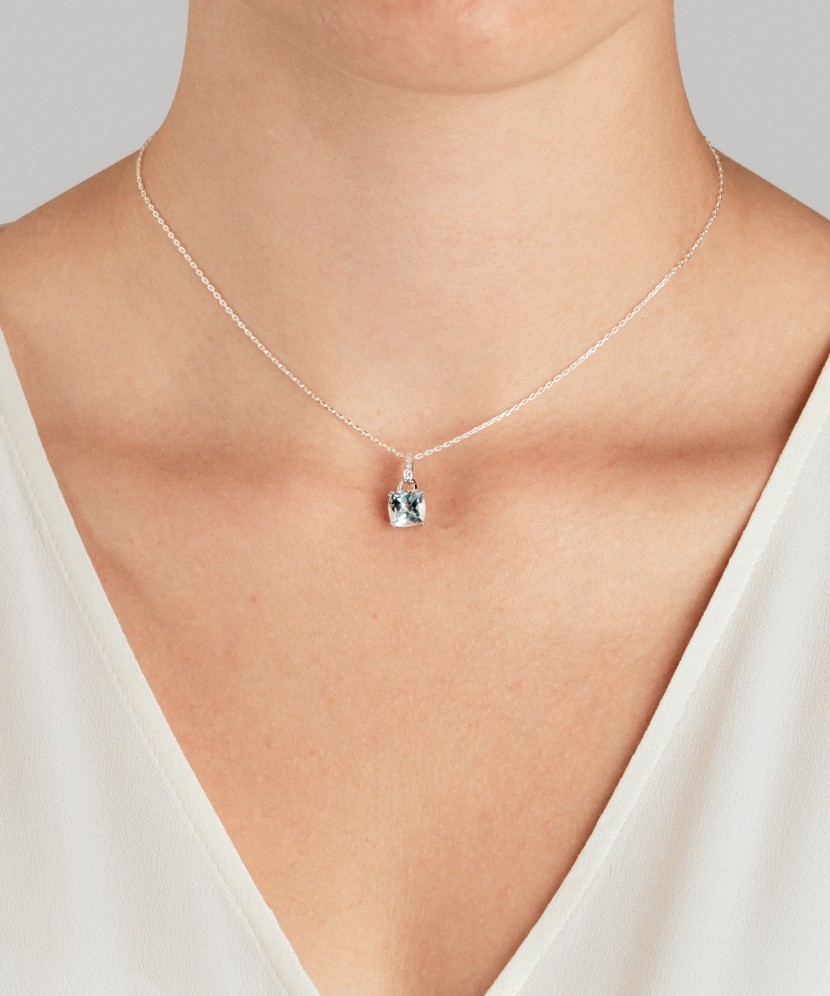 Valgest kullast ripats topaasi ja teemantidega