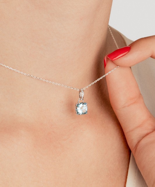 Valgest kullast ripats topaasi ja teemantidega