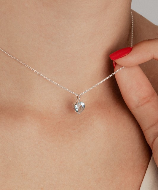 Valgest kullast ripats topaasi ja teemantidega "Süda"