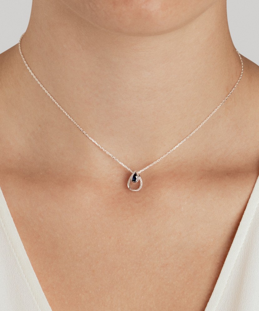 Valgest kullast ripats safiiri ja teemantidega