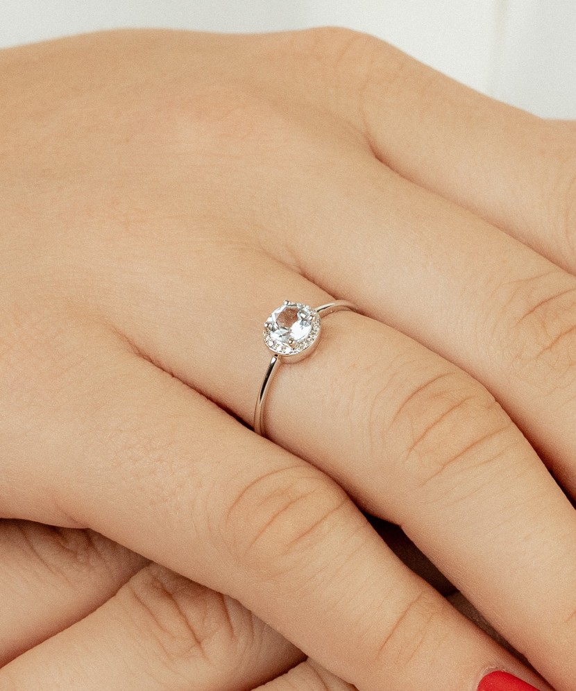 Valgest kullast sõrmus topaasi ja teemantidega