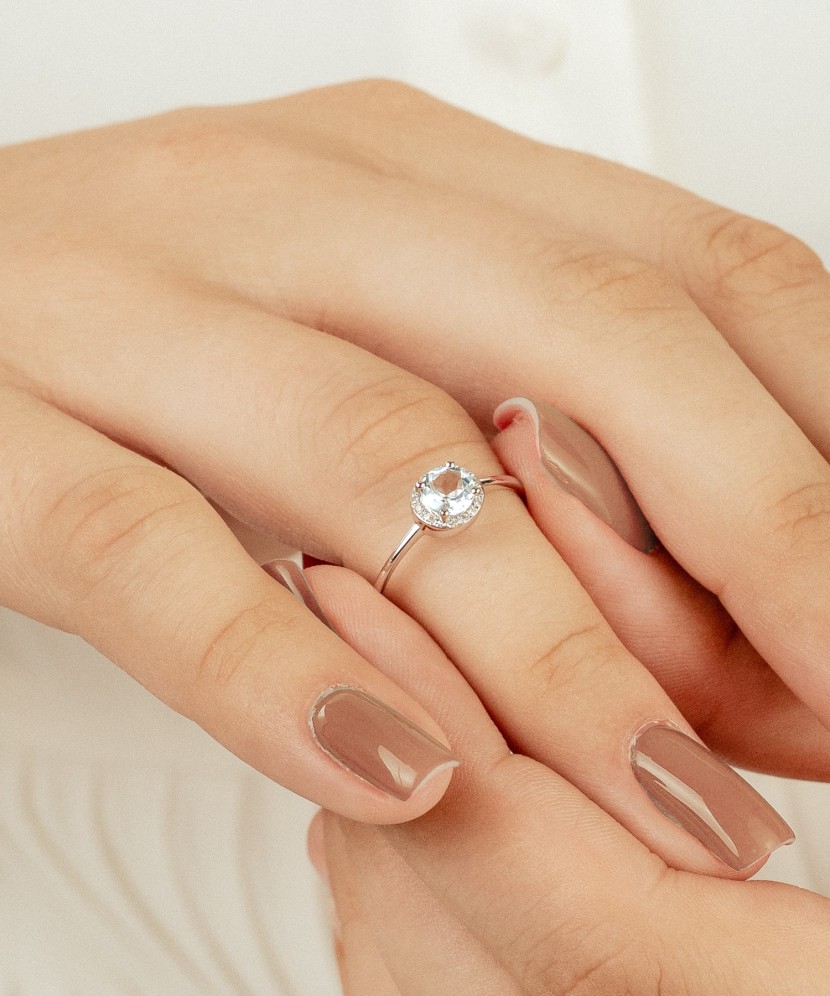 Valgest kullast sõrmus topaasi ja teemantidega