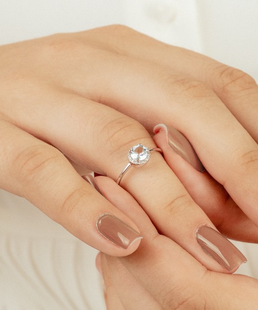 Valgest kullast sõrmus topaasi ja teemantidega