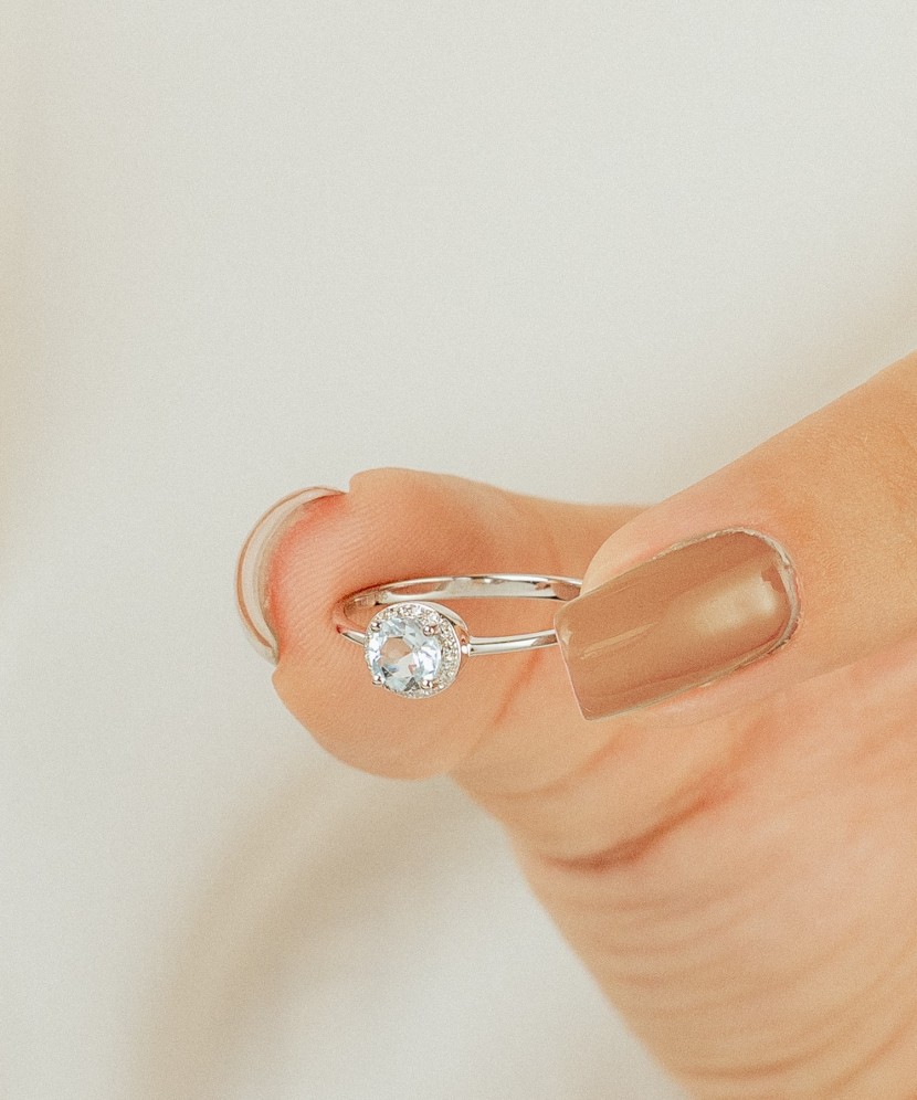 Valgest kullast sõrmus topaasi ja teemantidega