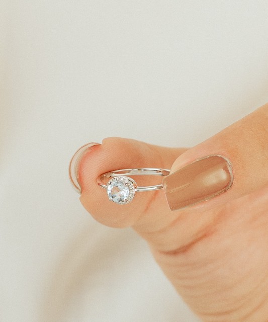 Кольцо из белого золота с топазом и бриллиантами