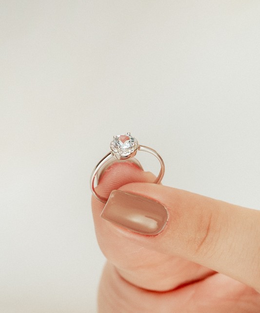 Valgest kullast sõrmus topaasi ja teemantidega