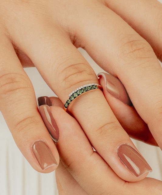 Золотое кольцо изумрудами и бриллиантами