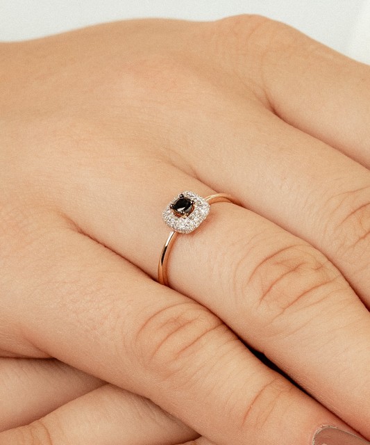 Kuldsõrmus safiiri ja teemantidega