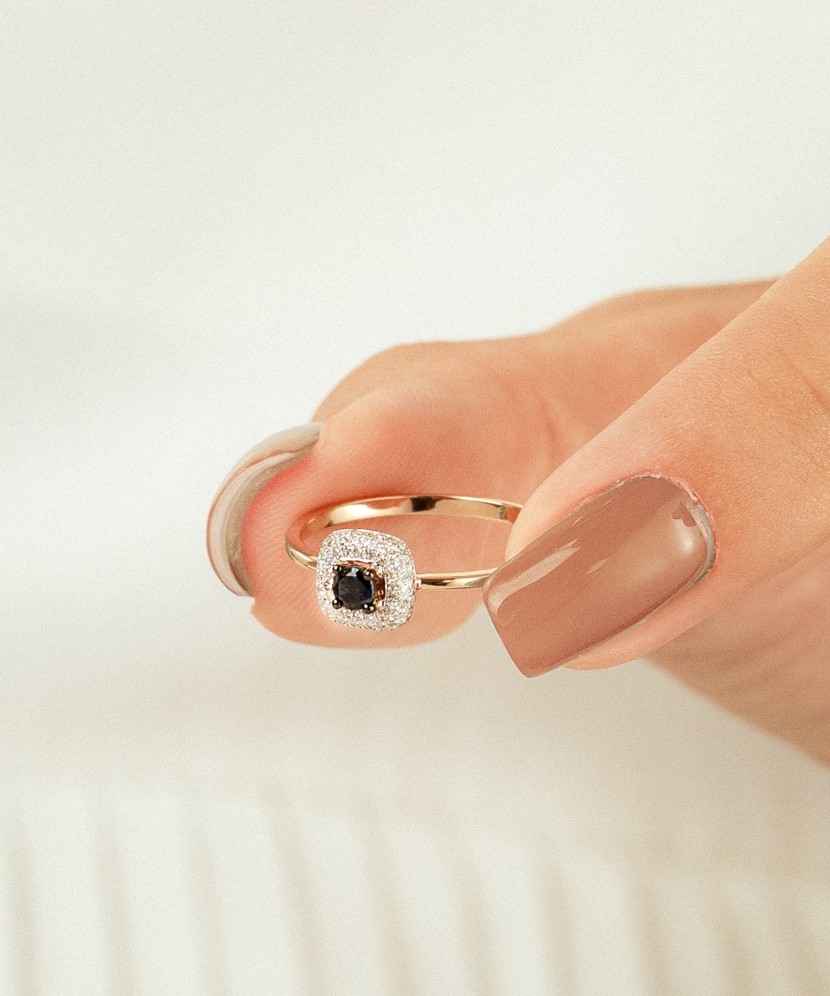 Kuldsõrmus safiiri ja teemantidega