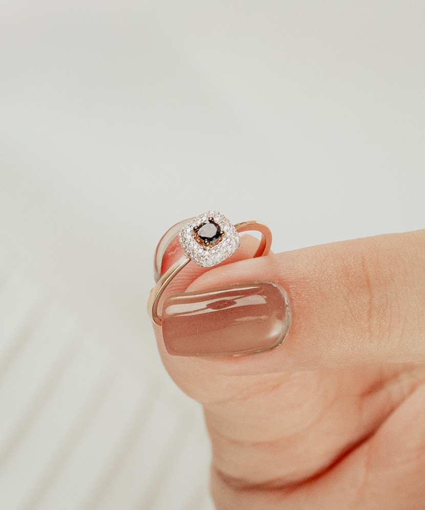 Kuldsõrmus safiiri ja teemantidega