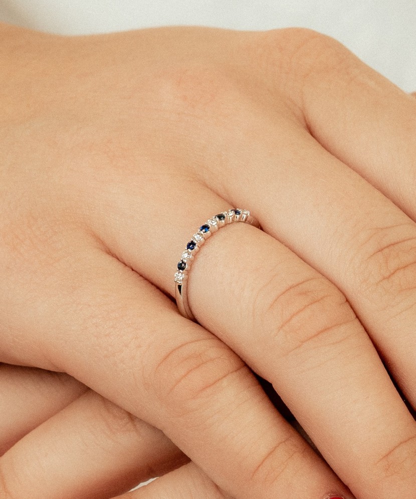 Valgest kullast sõrmus safiiri ja teemantidega