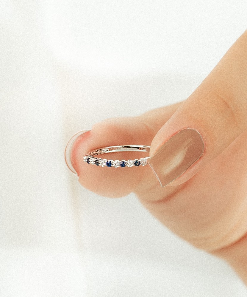 Valgest kullast sõrmus safiiri ja teemantidega