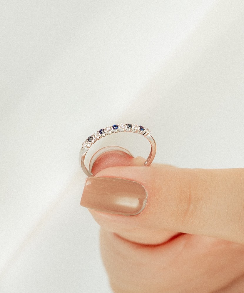 Valgest kullast sõrmus safiiri ja teemantidega