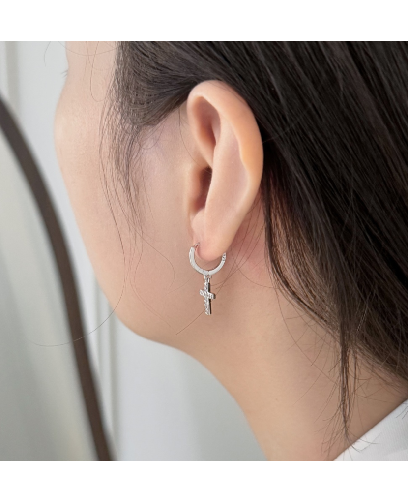 Hõbedast kõrvarõngad tsirkoonide "Ristid"