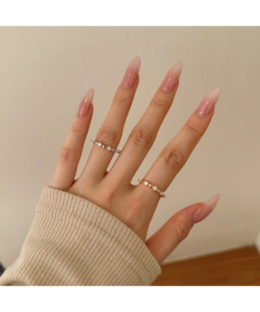 Hõbesõrmus tsirkoonidega