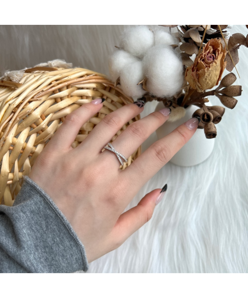 Hõbesõrmus tsirkoonidega