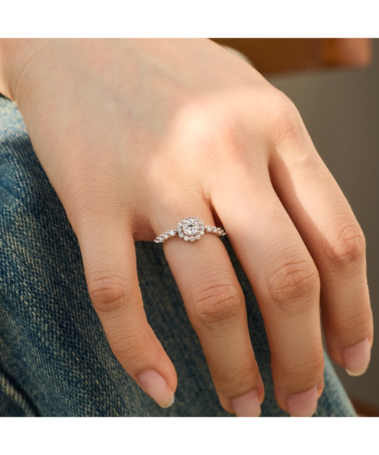 Hõbesõrmus tsirkoonidega