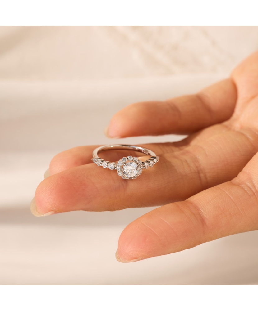 Hõbesõrmus tsirkoonidega