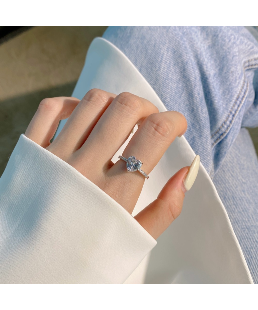 Hõbesõrmus tsirkoonidega