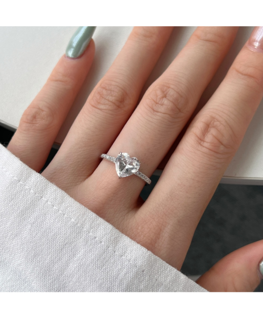 Hõbesõrmus tsirkoonidega