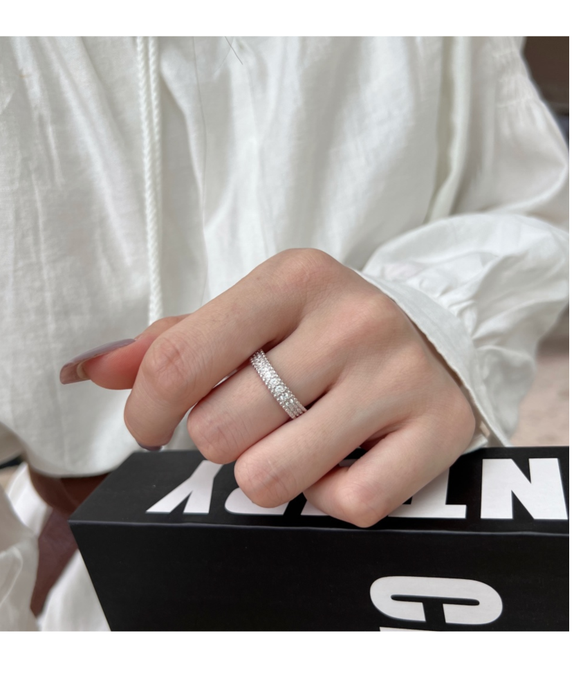 Hõbesõrmus tsirkoonidega