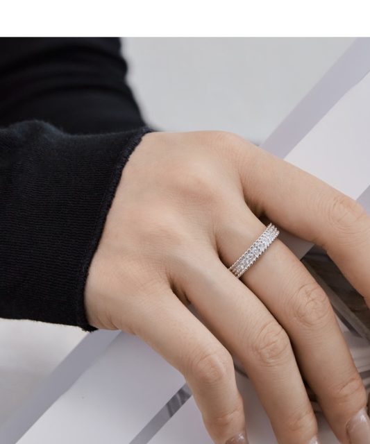 Hõbesõrmus tsirkoonidega