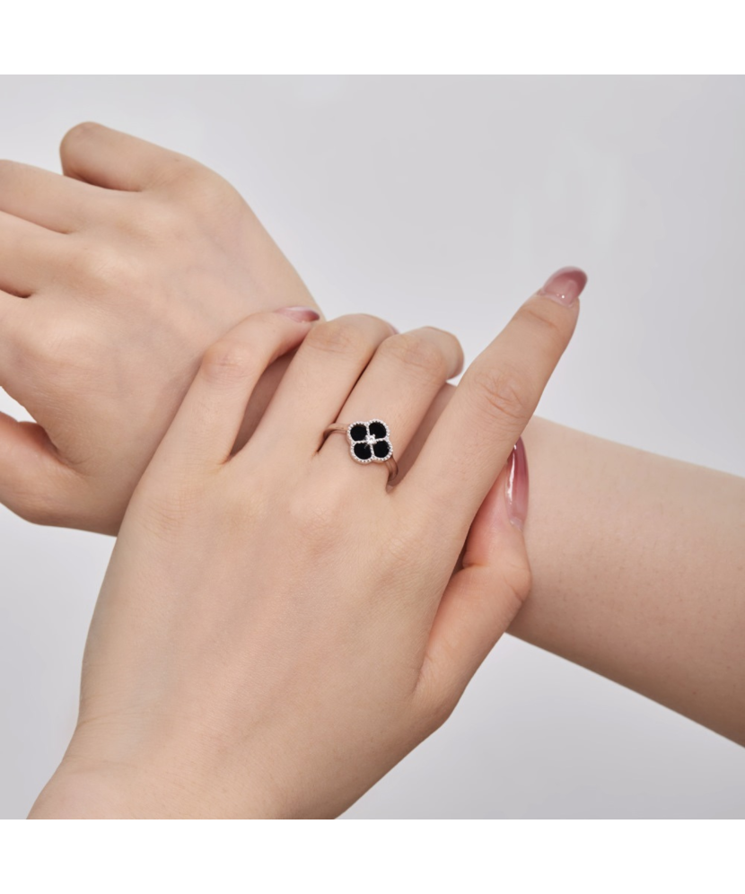 Серебряное кольцо с ониксом и цирконами