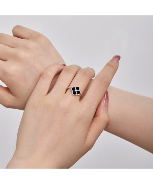 Hõbesõrmus oonüksi ja tsirkoonidega