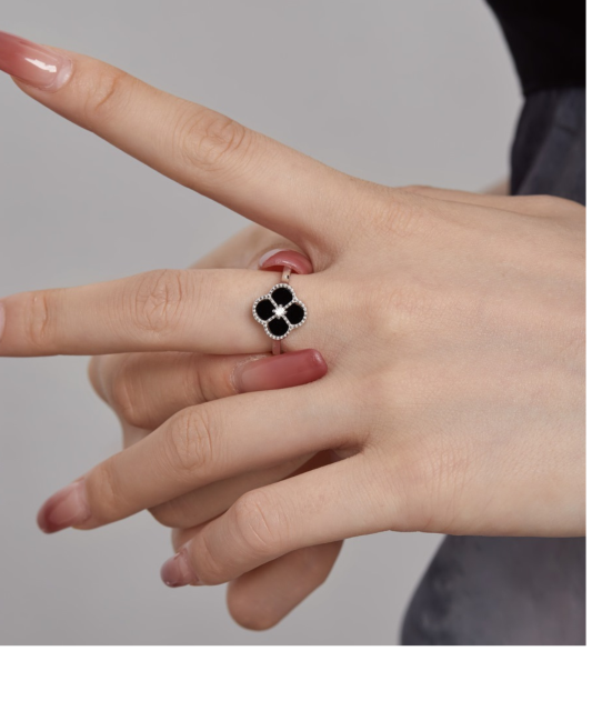 Hõbesõrmus oonüksi ja tsirkoonidega