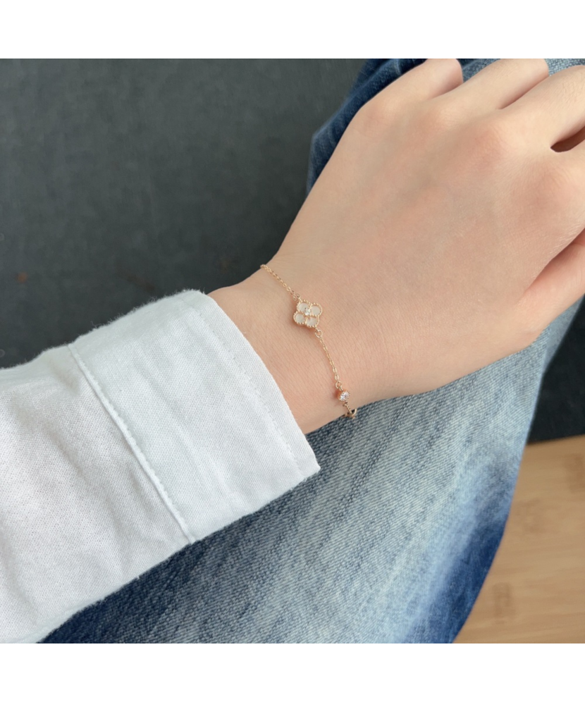 Kullatud hõbedane käevõru tsirkoonide ja pärlmutteriga