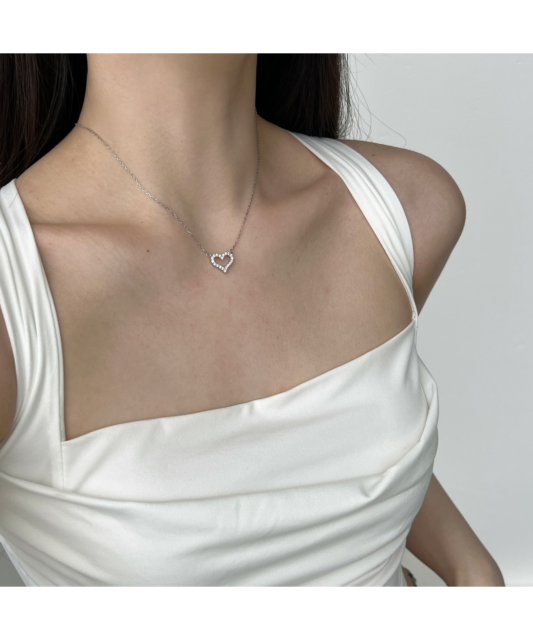 Hõbekett tsirkoonist ripatsiga "Süda"