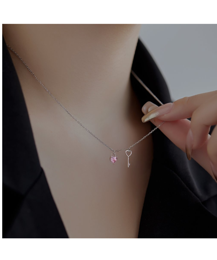 Hõbekett tsirkoonist ripatsiga "Süda"