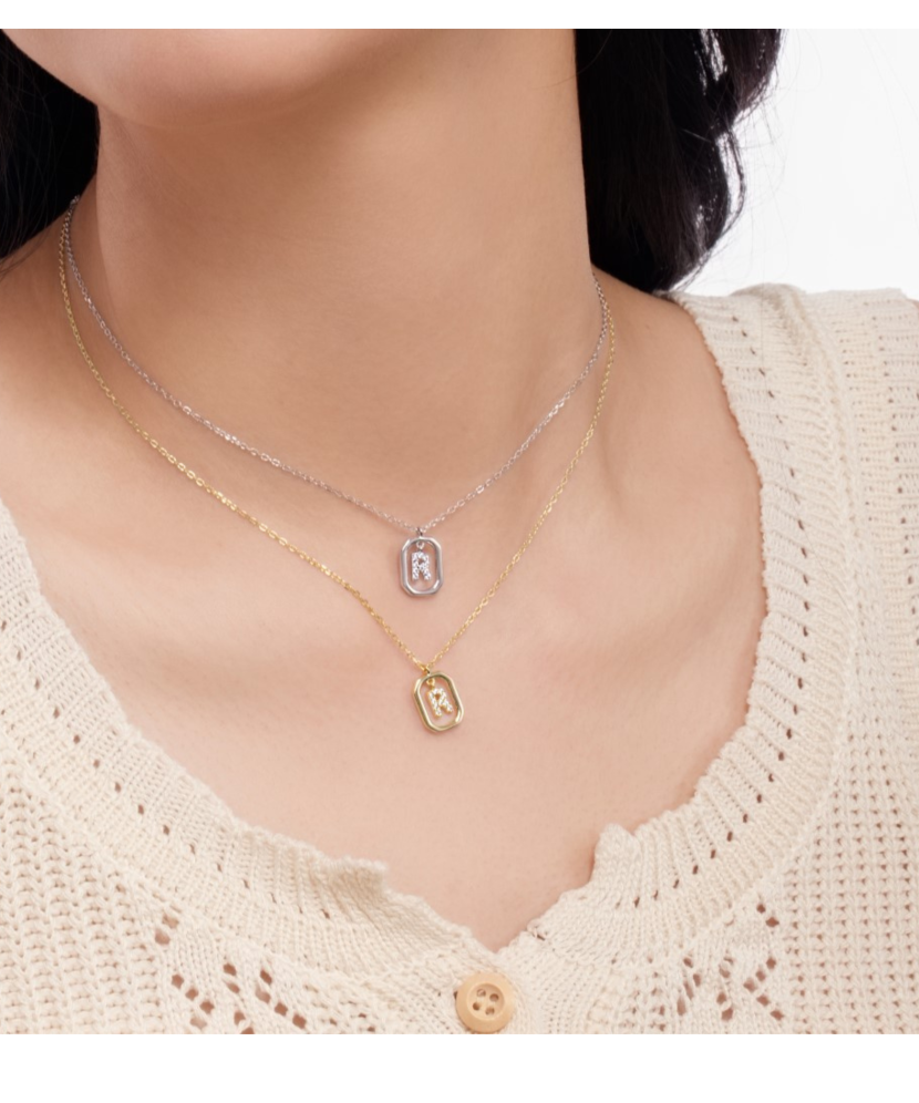 Hõbedane kett tsirkooniga ripatsiga "Täht R"