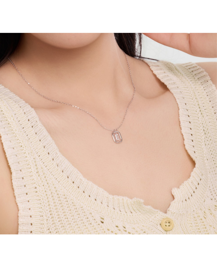 Hõbedane kett tsirkooniga ripatsiga "Täht E"