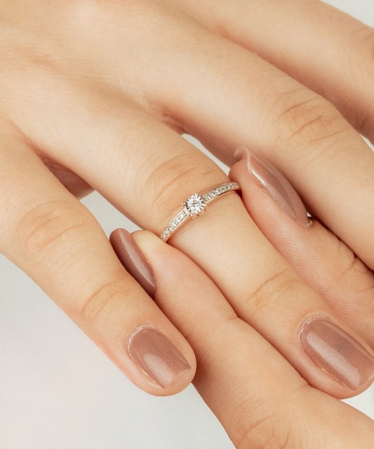 Kuldsõrmus teemanditega