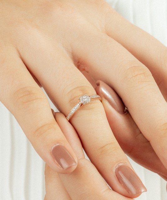 Kuldsõrmus teemanditega